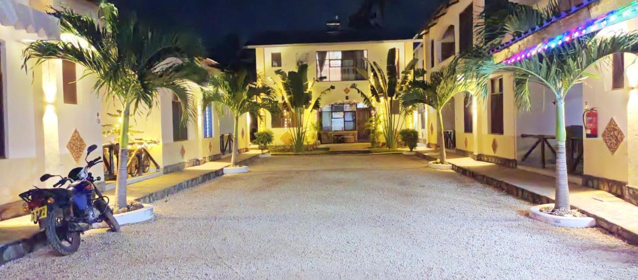 Simba Apartments Diani Beach Eksteriør billede